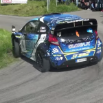 Une Ford Fiesta WRC en glisse dans une épingle