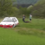Une Peugeot 106 en difficulté avant la sortie