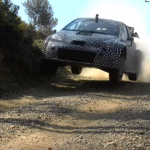 La Toyota Yaris WRC les 4 roues en l'air