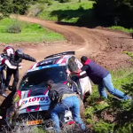 La Ford Fiesta R5 poussée par les spectateurs