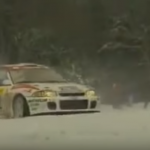 Une Mitsubishi Lancer au milieu de la neige