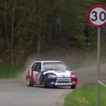Une Peugeot 106 en drift