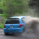 Une Renault Clio en tête à queue