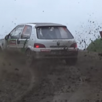 Une Peugeot 106 dans une corde boueuse