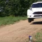 La Ford Fiesta WRC les 4 roues en l'air