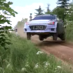 La Hyundai I20 WRC en travers les 4 roues en l'air
