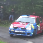 Une Renault Clio en glisse