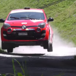 Renault Twingo sur une bosse