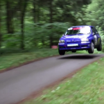 Une Renault Clio en plein saut