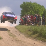 Une Hyundai I20 WRC en plein saut