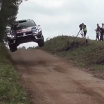 Une Volkswagen Polo R WRC sur un gros saut