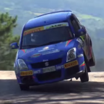 Une Suzuki Swift à la réception d'un saut
