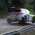 Une Ford Fiesta WRC sur une bosse