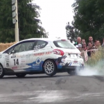 Une Ppeugeot 208 R2 à l'entrée d'une épingle