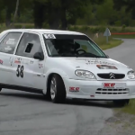 Une Citroën Saxo en difficulté