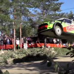 Une Mini JCW WRC les 4 roues en l'air