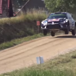 Une Volkswagen Polo R WRC les 4 roues en l'air