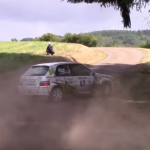 Une Citroën Saxo pendant un tête à queue