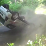 Une Renault Clio sur le toit