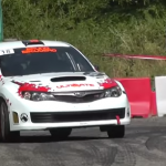 Une Subaru Impreza en glisse à la sortie d'une épingle