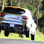 Une Renault Clio 4 les 4 roues en l'air