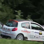 Plusieurs voitures lors du rallye