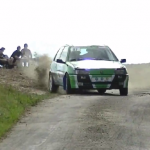 Une Peugeot 106 en glisse