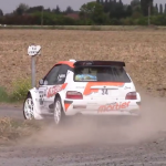 Une Citroën Saxo dans un virage très sale