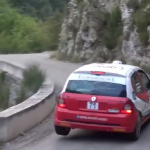 Une Renault Clio en appuie