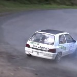 Une renault Clio Williams en glisse