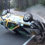 Une Renault Clio sur le toit