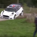 Une Ford Fiesta R5 après une touchette