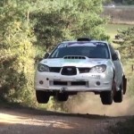 Une Subaru Impreza les 4 roues en l'air