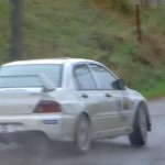 Une Mitsubishi Lancer en glisse