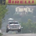 Une Lancia Delta HF Integrale les 4 roues en l'air