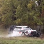 Une Peugeot 205 en plein crash