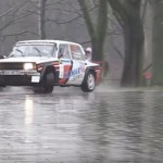 Une vieille voiture en glisse