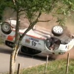 Une Renault Clio pendant des tonneaux