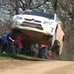 Une Citroën C4 WRC les 4 roues en l'air